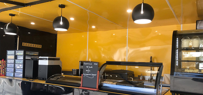 foodtruck rénové avec plaque en pvc jaune